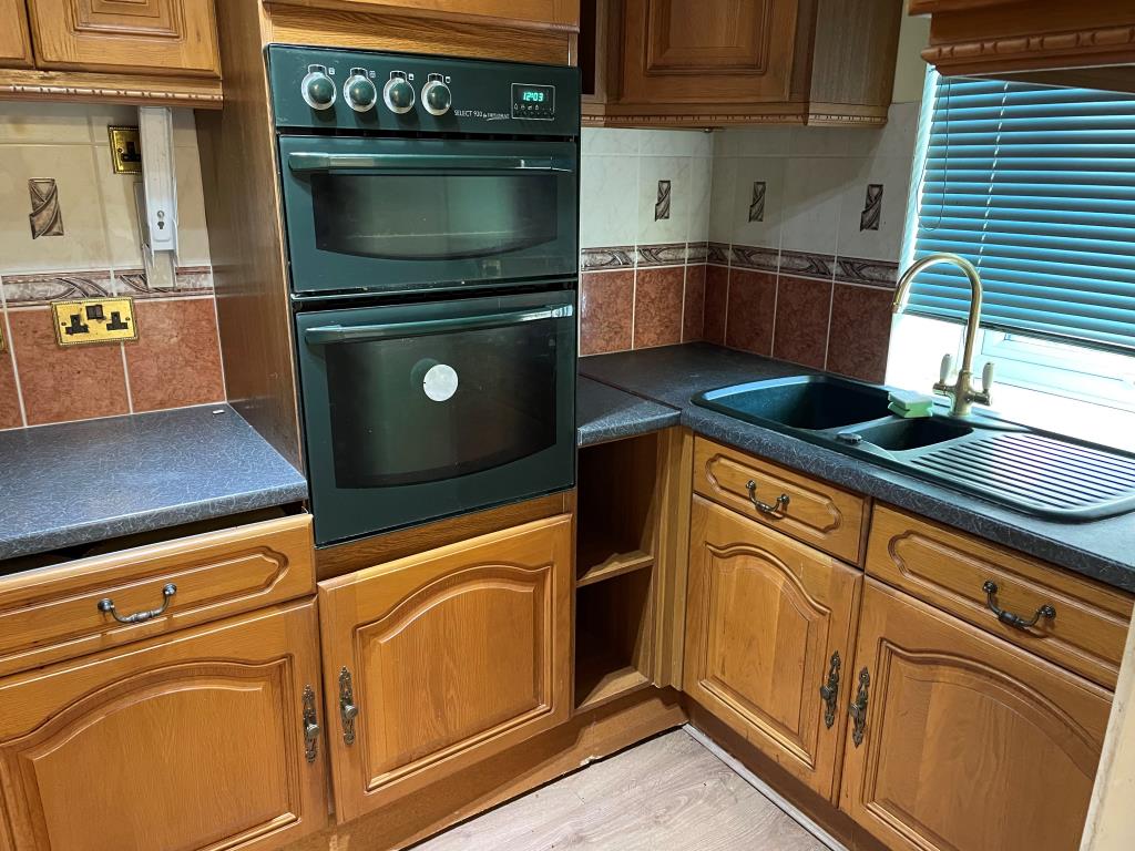 Lot: 32 - FLAT WITH GARAGE AND GARDEN IN NEED OF UPDATING - Kitchen with fitted units